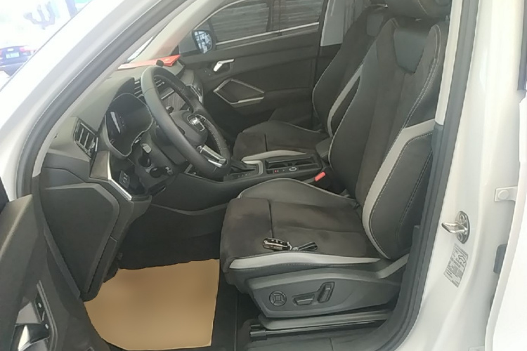 Audi Q3 2019 car image #15