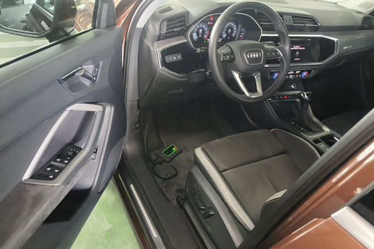 Audi Q3 2019 car image #12