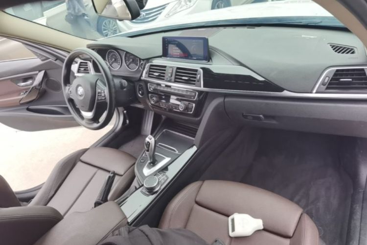 BMW 3 Series 2019 car image #10