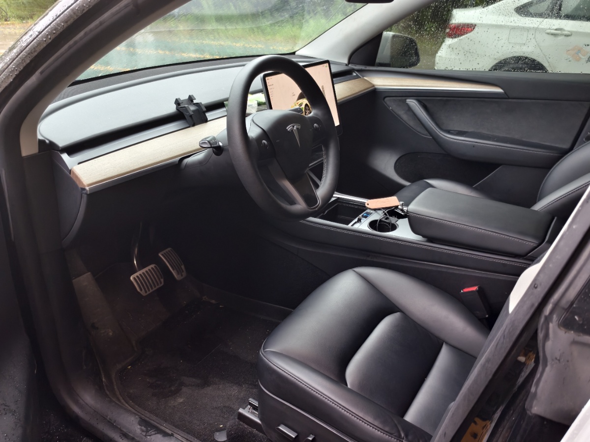 Tesla Model Y 2022 car image #3