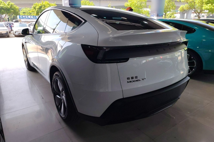 Tesla Model Y 2026 #5 Tesla Model Y 2026 car image #5