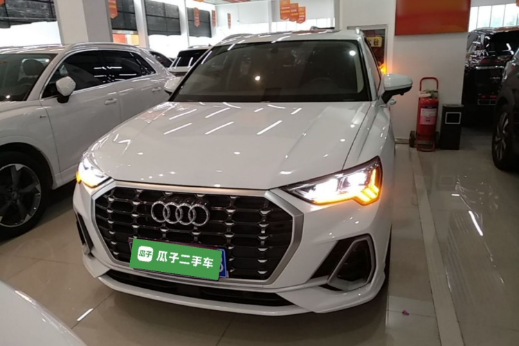 Audi Q3 2022 car image #3