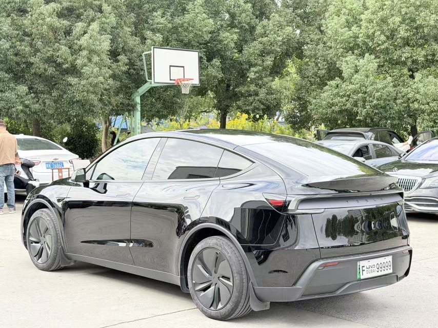 Tesla Model Y 2026 #7 Tesla Model Y 2026 car image #7