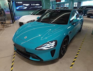 MI SU7 2024 immagine di auto 