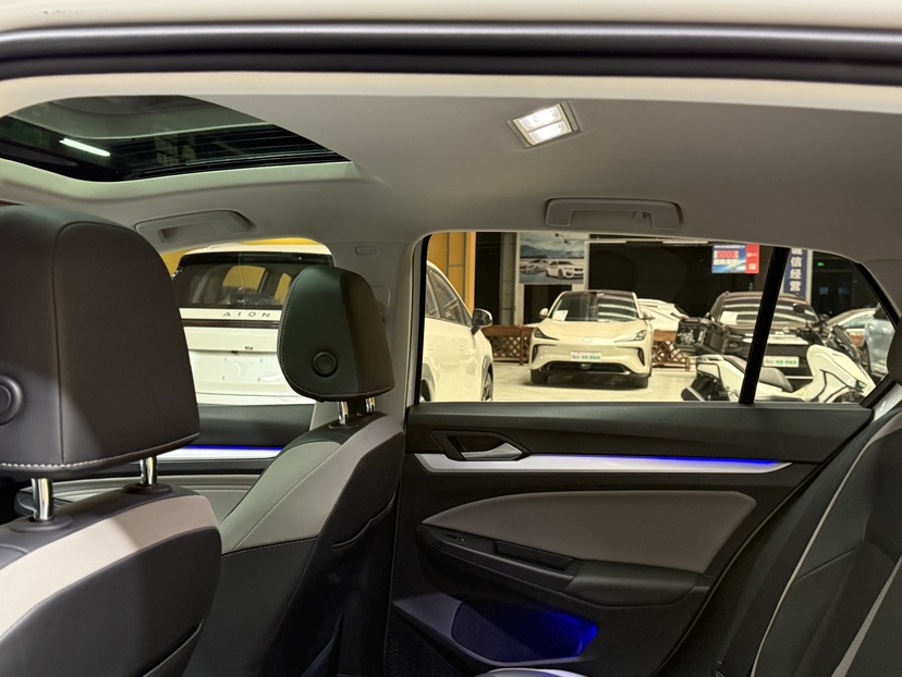 Volkswagen Golf 2024 car image #9