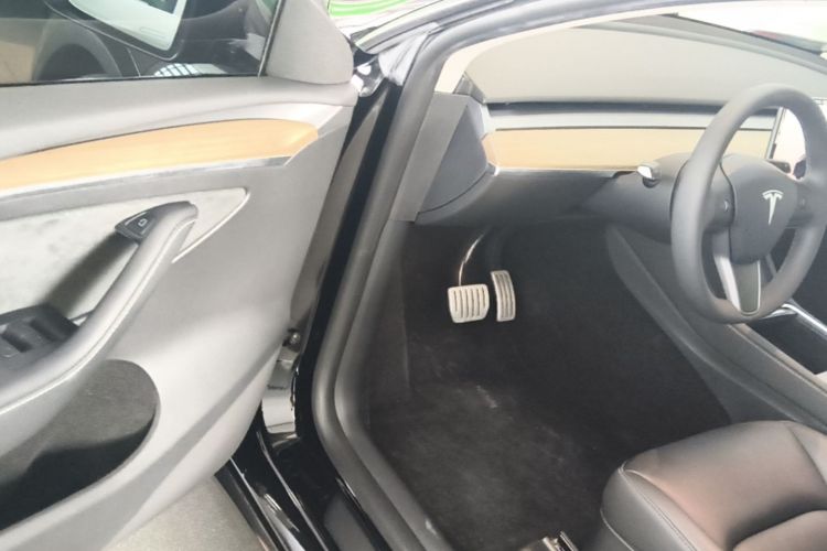 Tesla Model Y 2023 car image #16