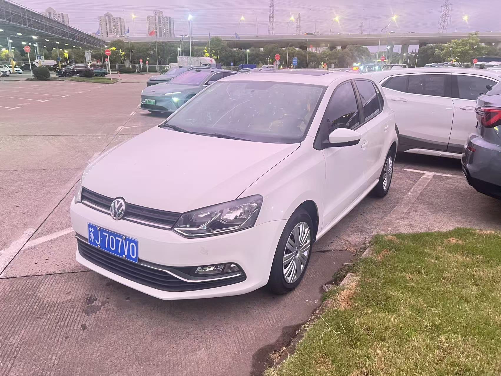 Volkswagen Polo 2016 car image 