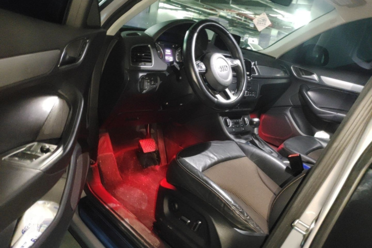 Audi Q3 2019 car image #12