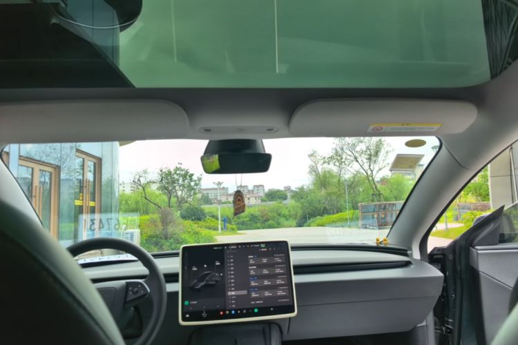 Tesla Model 3 2025 car image #18