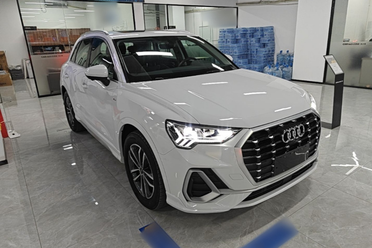 Audi Q3 2021 car image #4