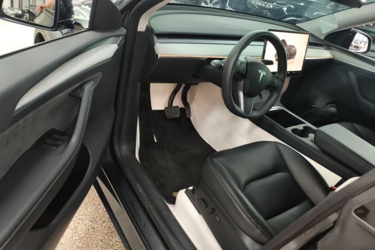 Tesla Model Y 2024 #16 Tesla Model Y 2024 car image #16