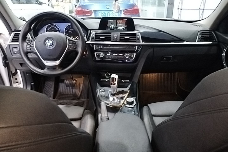 BMW 3 Series 2018 imagen de coche #10
