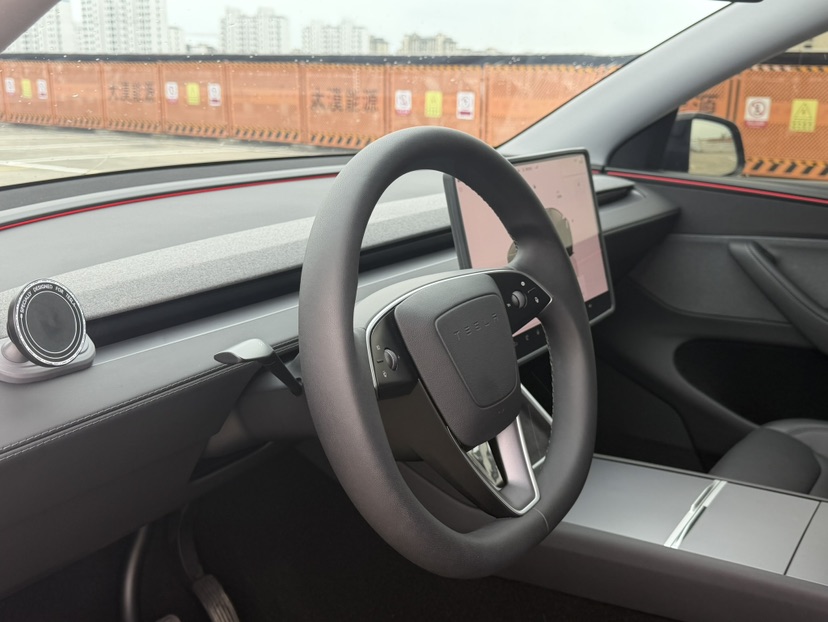 Tesla Model Y 2025 car image #7