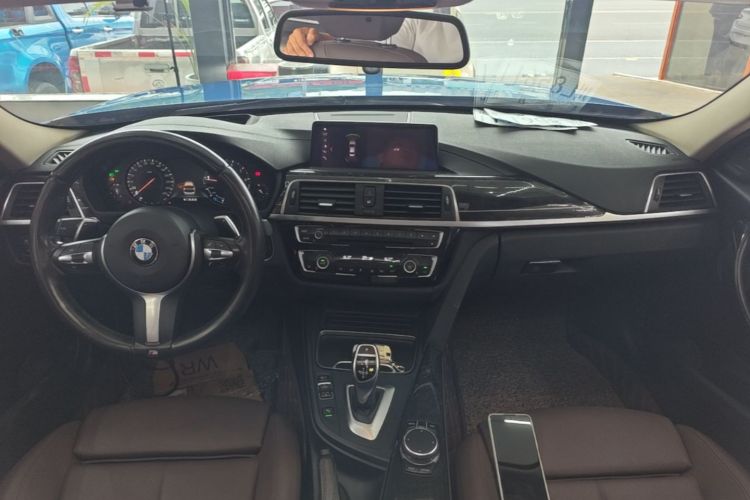 BMW 3 Series 2018 car image #10