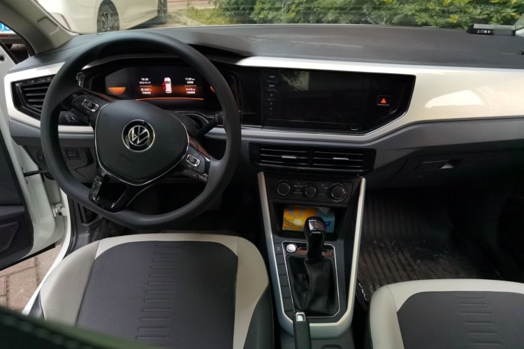 Volkswagen Polo 2025 car image #12