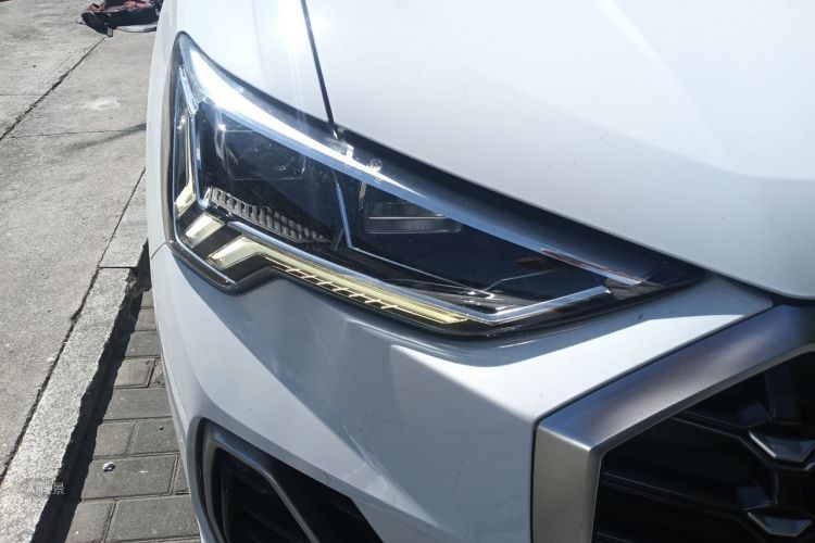 Audi Q3 2020 car image #8