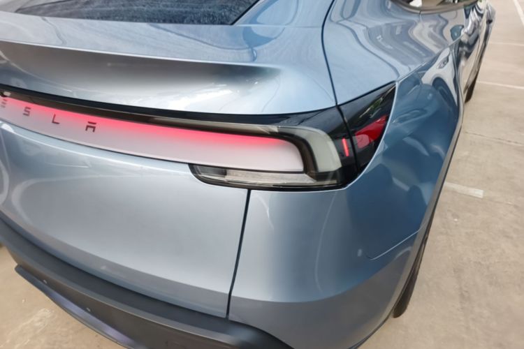 Tesla Model Y 2025 #8 Tesla Model Y 2025 car image #8