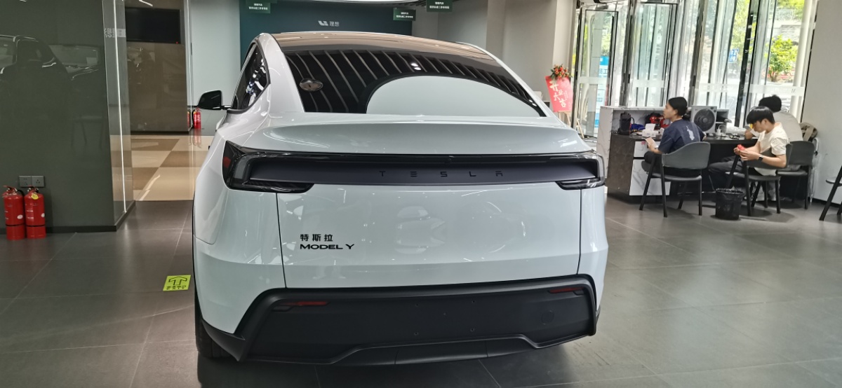 Tesla Model Y 2026 #8 Tesla Model Y 2026 car image #8