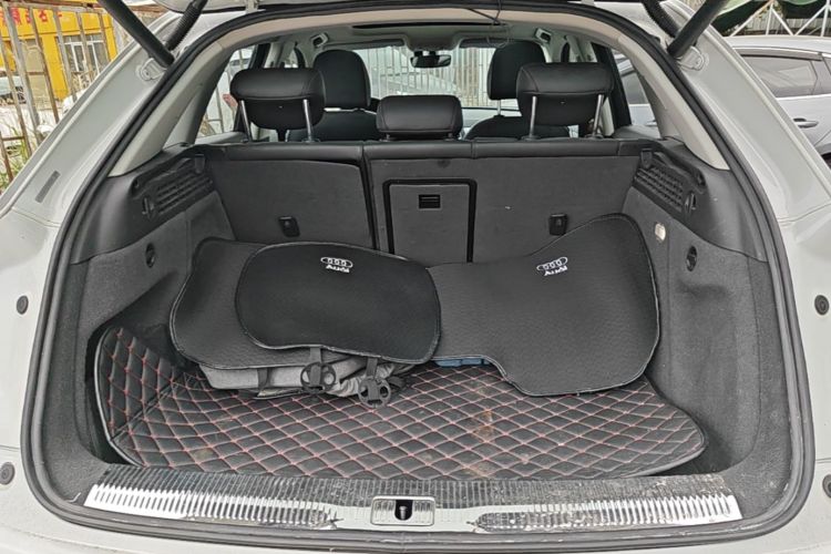 Audi Q3 2018 car image #19
