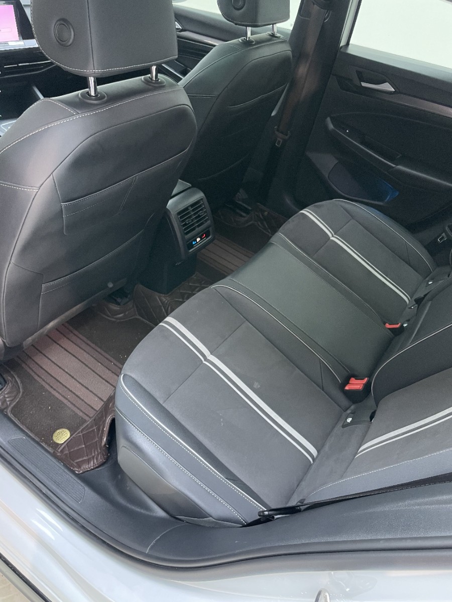 Volkswagen Golf 2023 car image #10