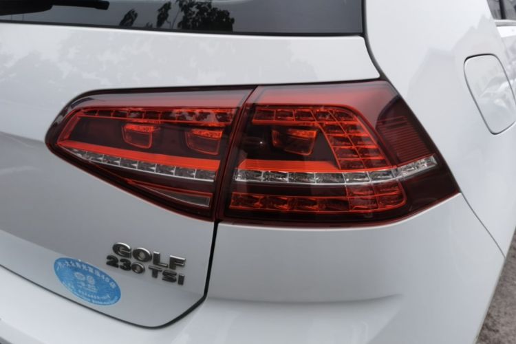 Volkswagen Golf 2017 car image #8