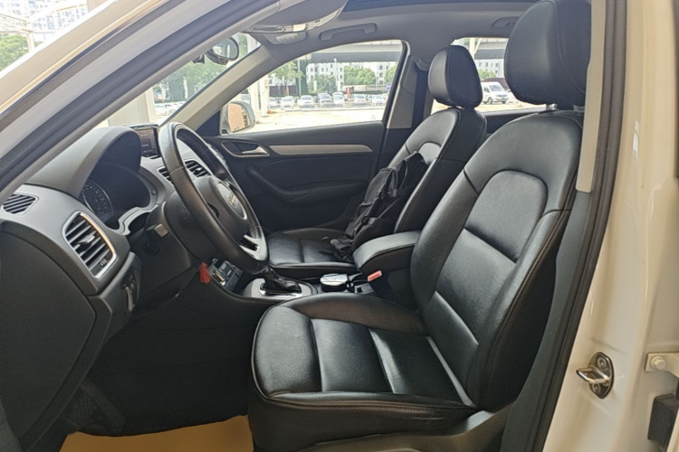 Audi Q3 2015 car image #15