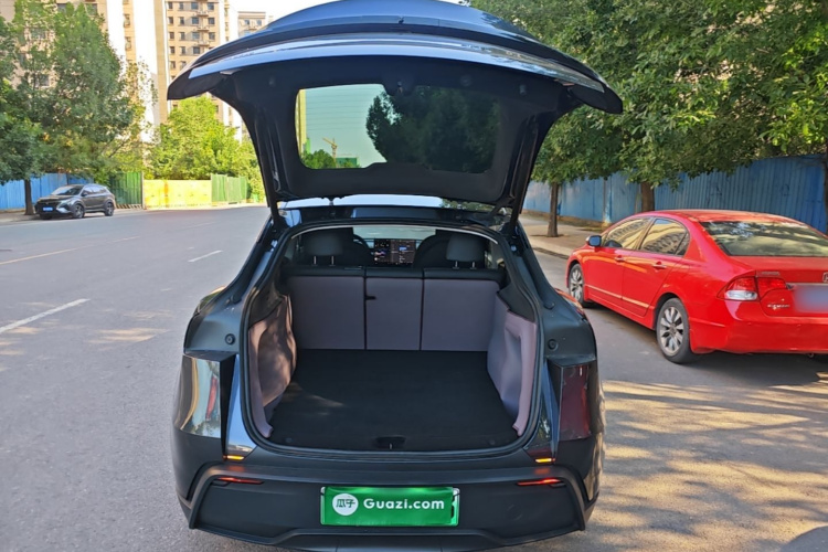 Tesla Model Y 2025 car image #19