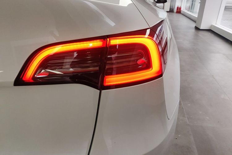 Tesla Model Y 2024 #8 Tesla Model Y 2024 car image #8