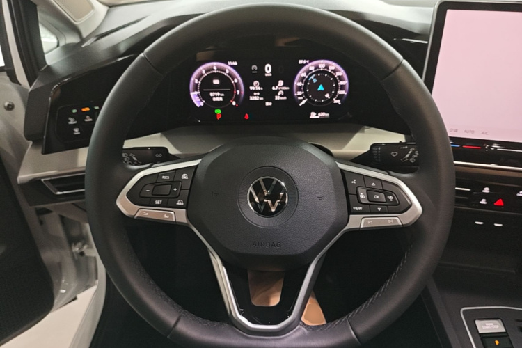 Volkswagen Golf 2025 car image #11