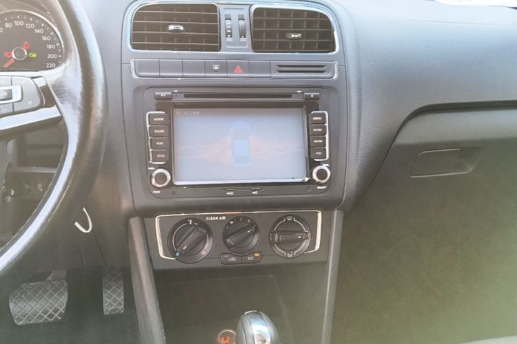 Volkswagen Polo 2016 car image #13