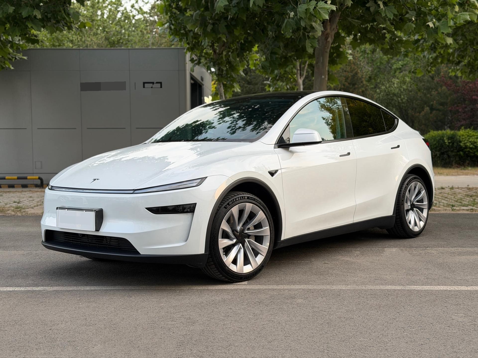 Tesla Model Y 2025 Tesla Model Y 2025 car image