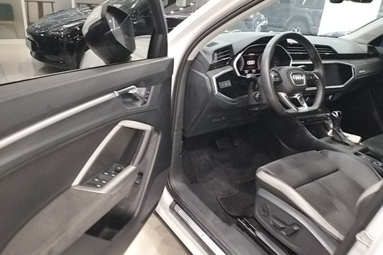 Audi Q3 2022 car image #12