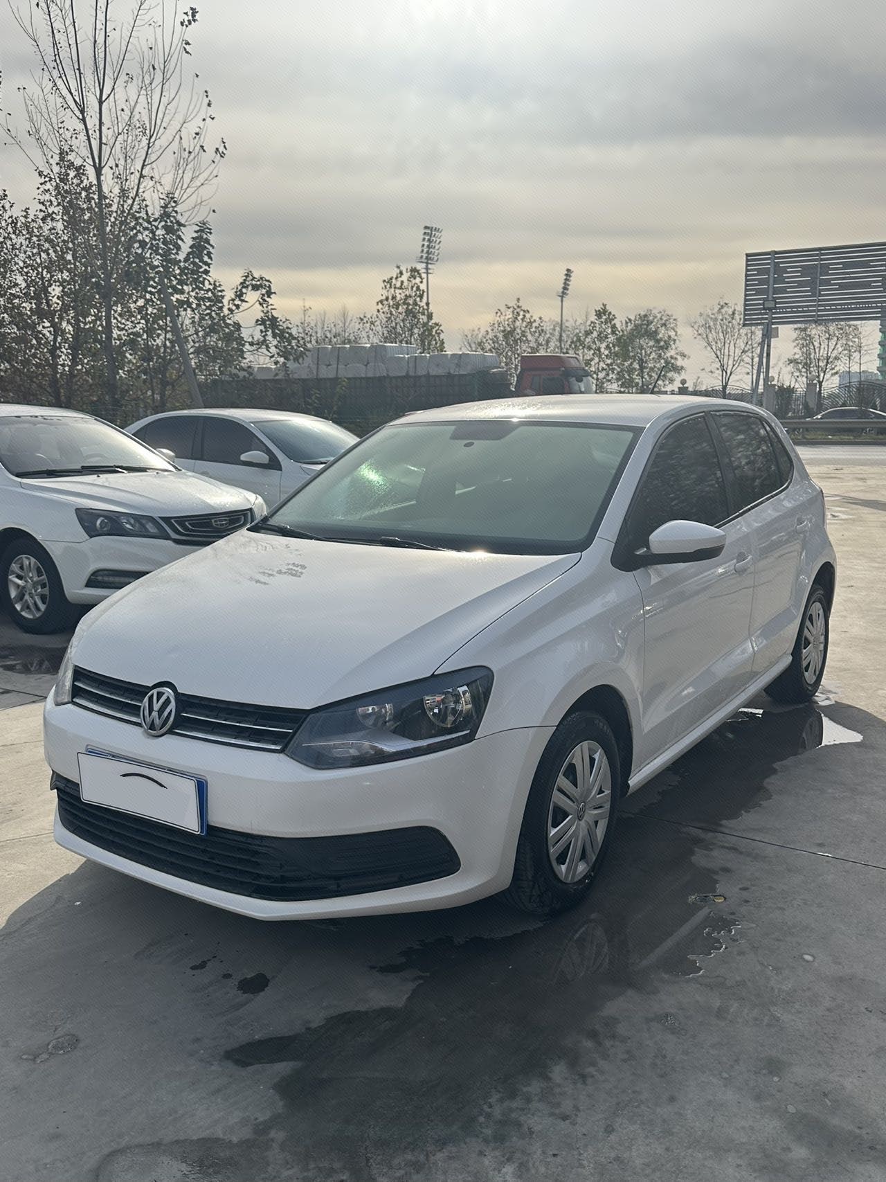 Volkswagen Polo 2019 car image 
