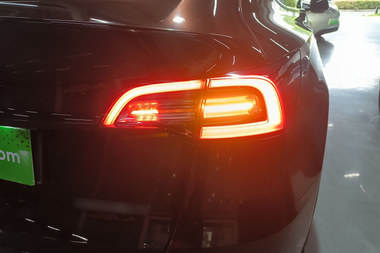 Tesla Model Y 2024 immagine di auto #8
