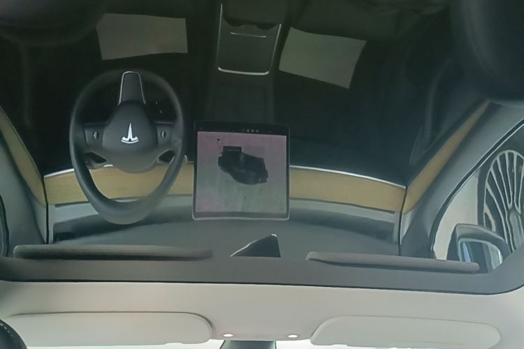 Tesla Model Y 2023 car image #18