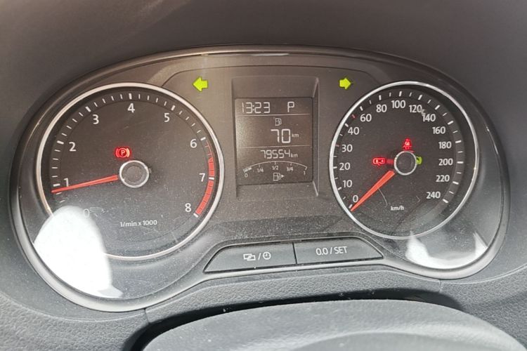 Volkswagen Polo 2015 car image #12
