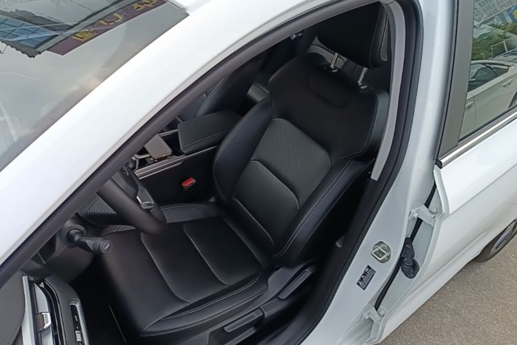 GEELY Emgrand 2023 car image #15