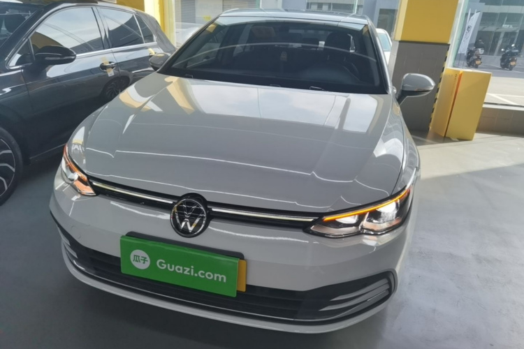 Volkswagen Golf 2023 car image #3