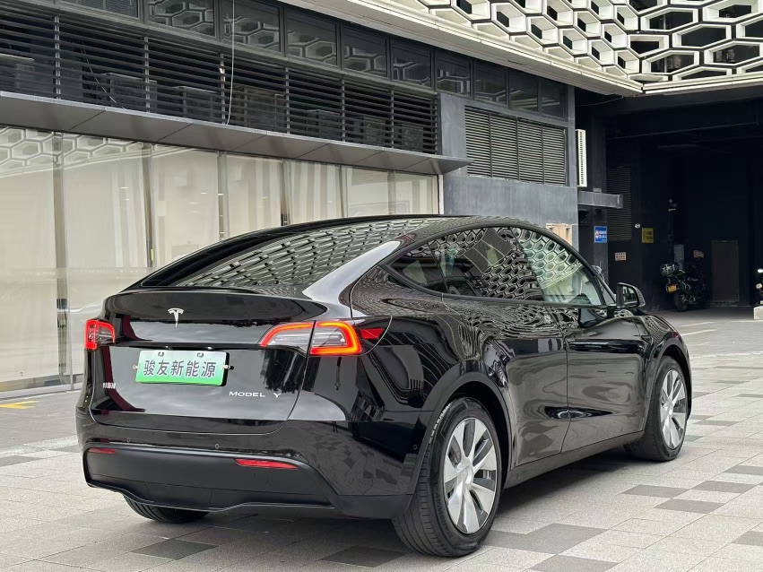 Tesla Model 3 2023 car image #3