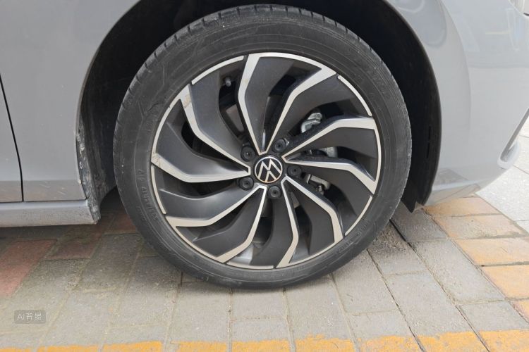 Volkswagen Golf 2024 car image #9