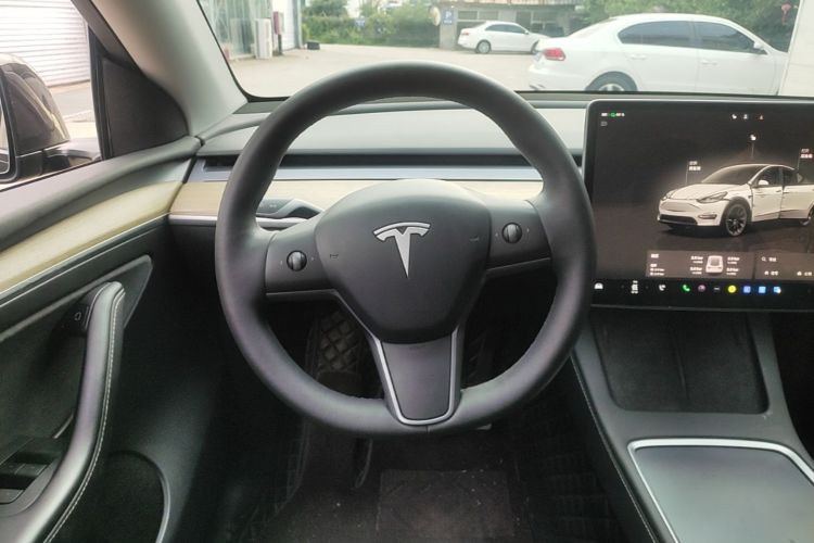 Tesla Model Y 2023 car image #11