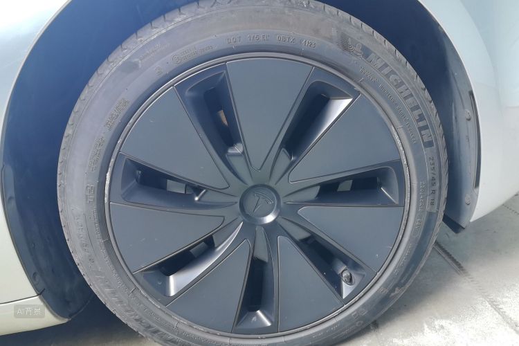 Tesla Model 3 2023 car image #9
