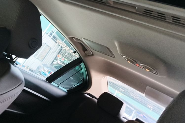 BMW 3 Series 2019 car image #20