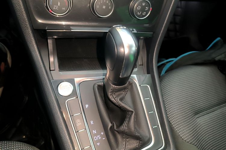 Volkswagen Golf 2020 car image #18