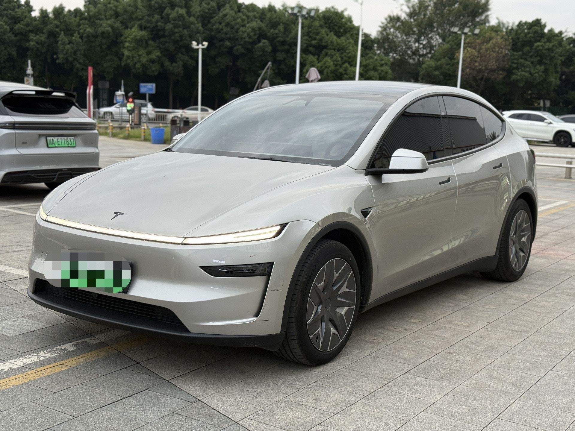 Tesla Model Y L 2026 Tesla Model Y L 2026 immagine di auto