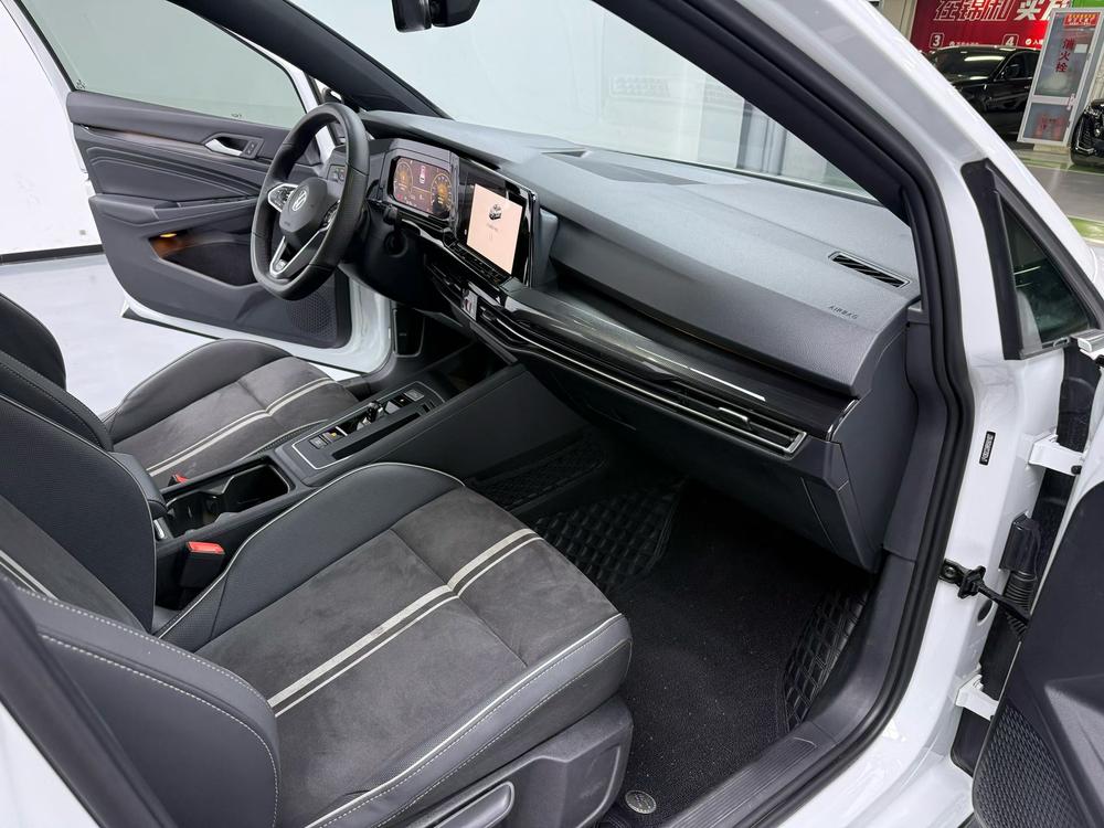 Volkswagen Golf 2024 car image #8