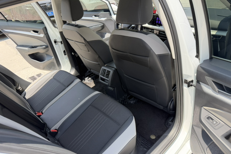 Volkswagen Golf 2023 car image #20
