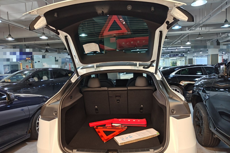 Tesla Model Y 2026 #19 Tesla Model Y 2026 immagine di auto #19
