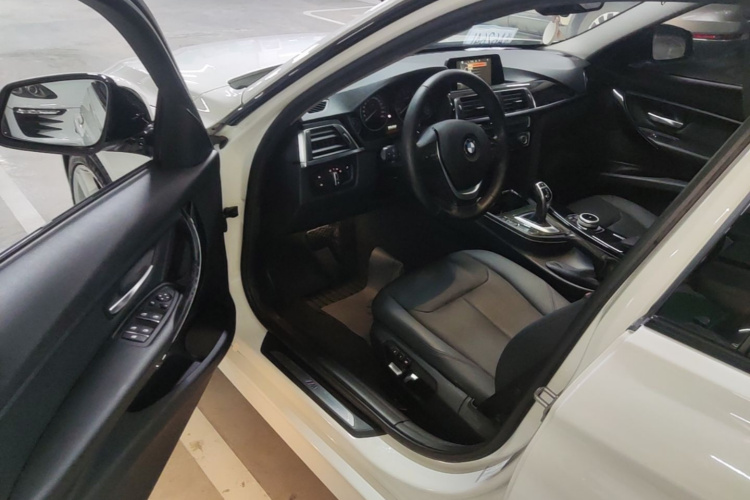 BMW 3 Series 2017 car image #16