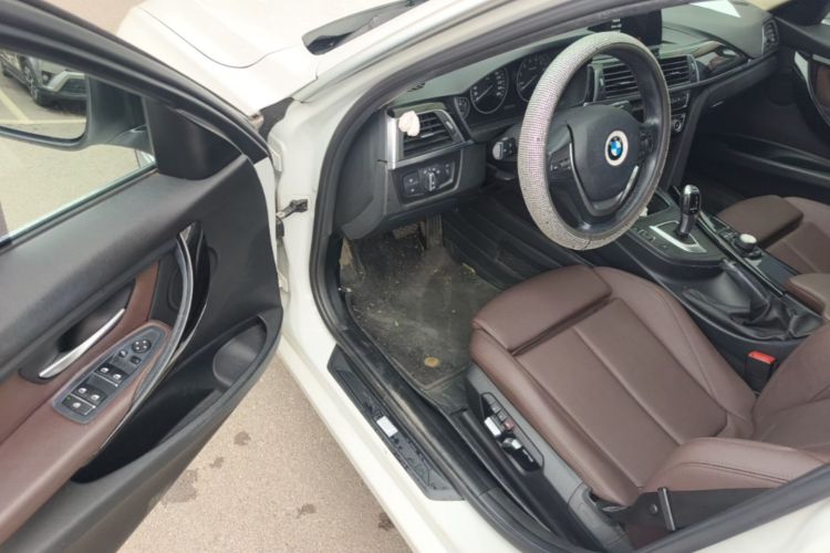 BMW 3 Series 2018 car image #16